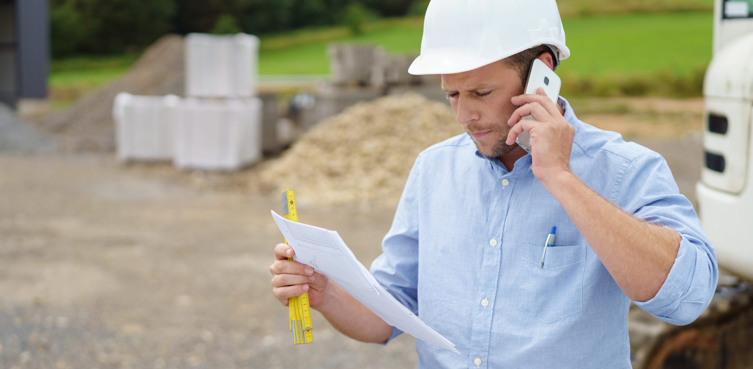 architekt auf der baustelle telefoniert mit ernstem gesicht Elektriker