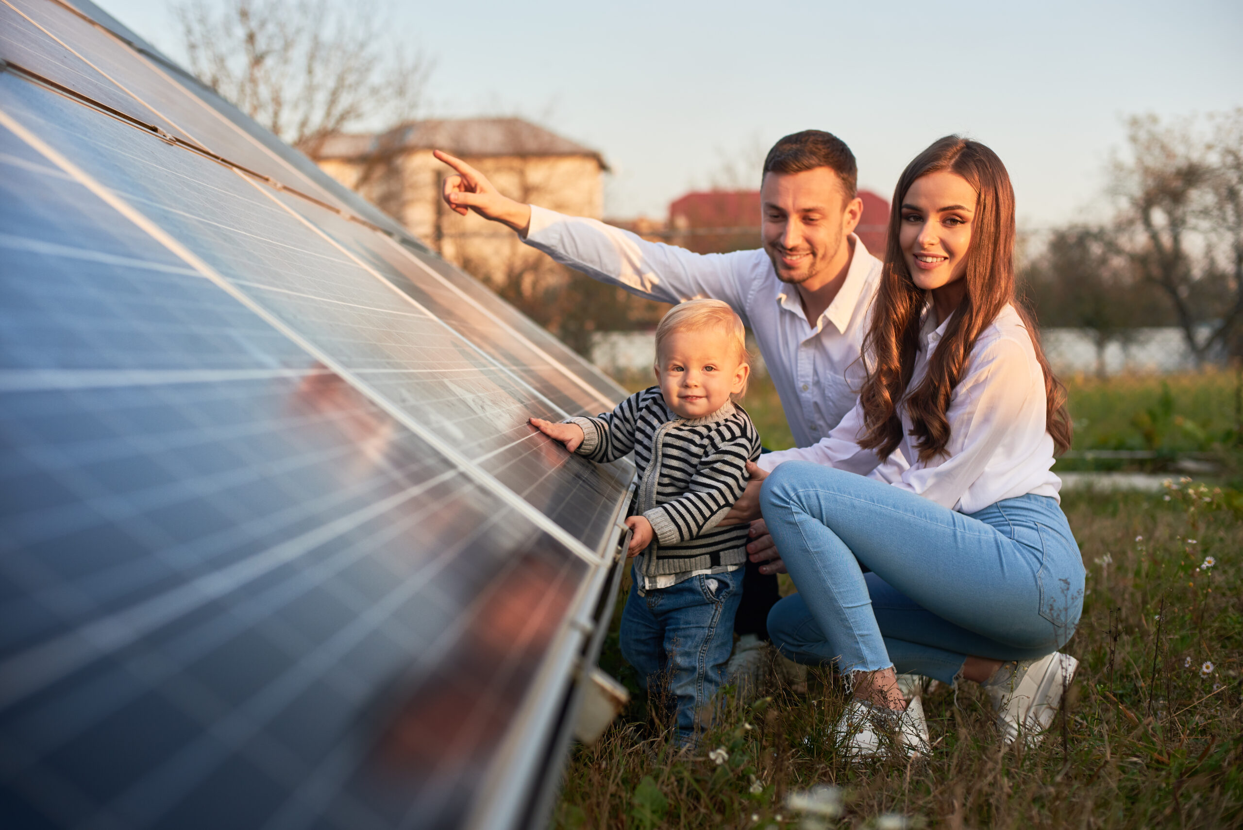 Familie an einer Solaranlage