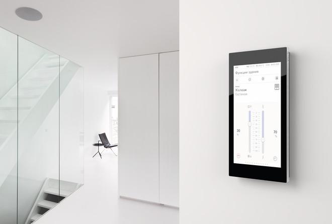 G1-schwarz_Screen-KNX-RUS_Milieu-Treppe-Glas-Schrank_ISOcoatedv2_300 smart home