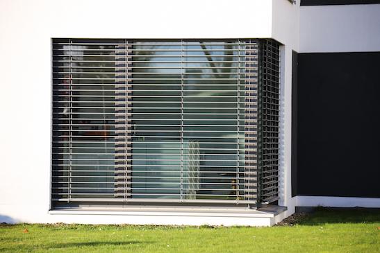 Window,With,Modern,Blind,,Exterior,Shot smart home